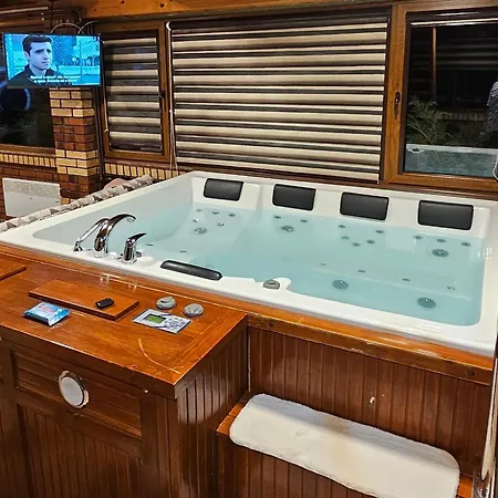 Alpesi faház Ranch Diamond Sarajevo With Jacuzzi
